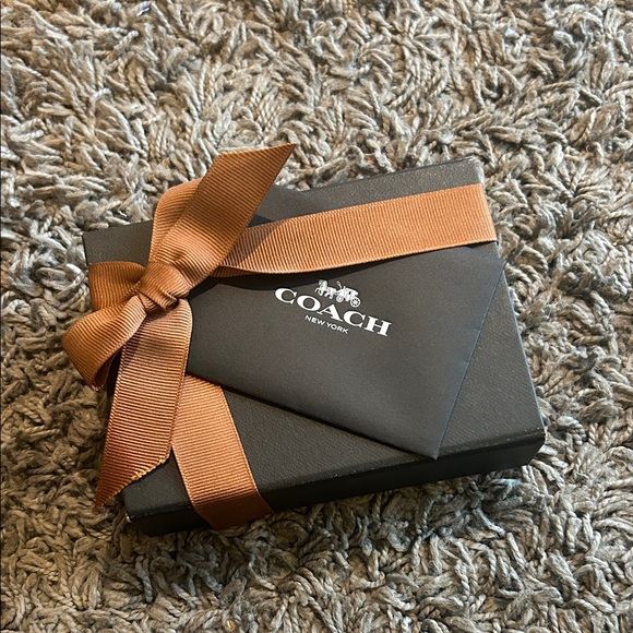 NWT Coach 1941 Turnlock Card Case Tea Rose Studs Black Glovetanned Leather - Picture 2 of 12